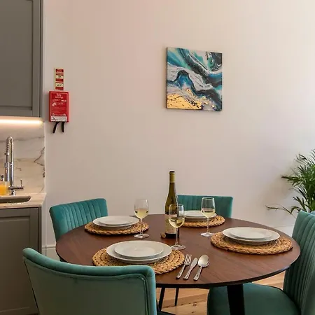 Lovelystay - 2Br Flat With Ac In Duque De Loule Porto Exterior photo